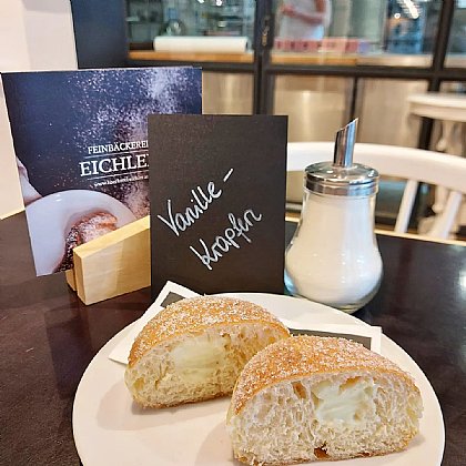 Krapfen mit hausgemachtem Vanillepudding